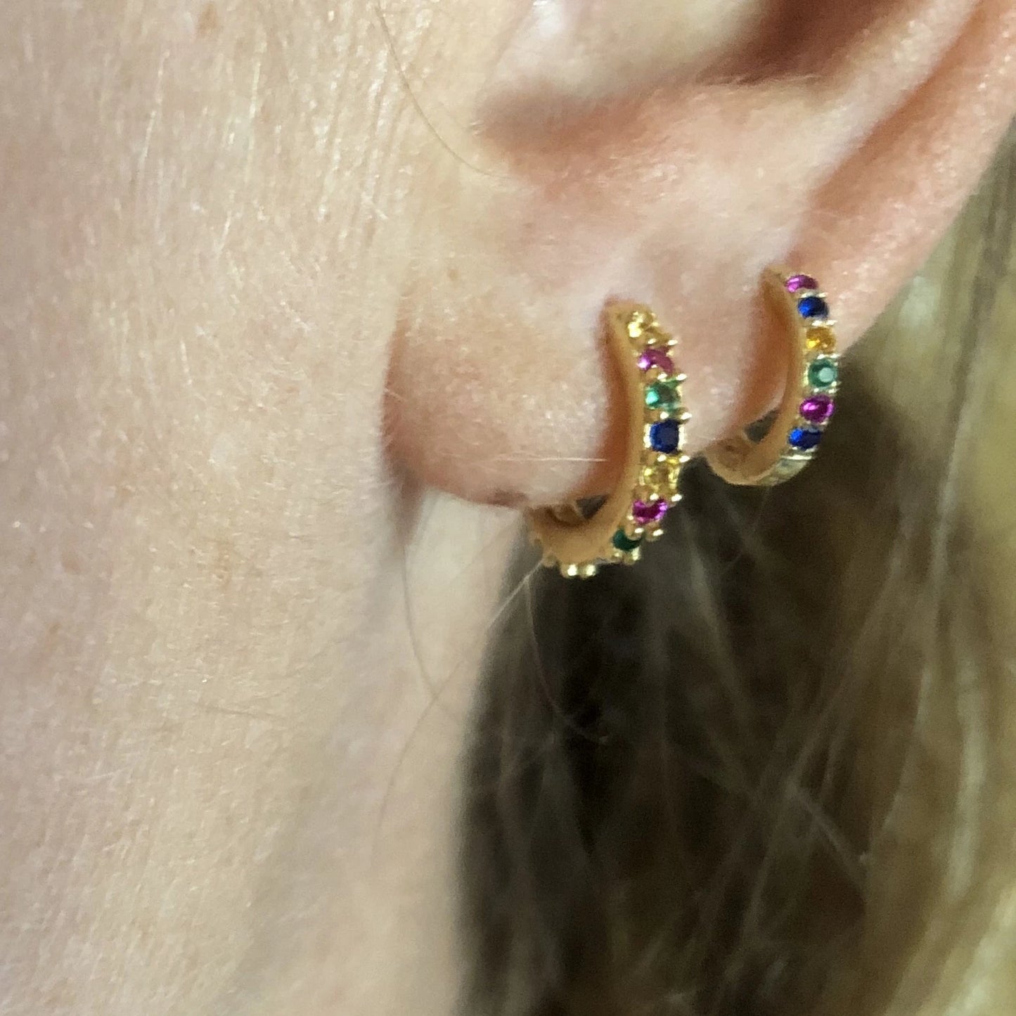 aros pequeños de piercing confeccionados en plata de ley 925 con baño de oro y circonitas multicolor