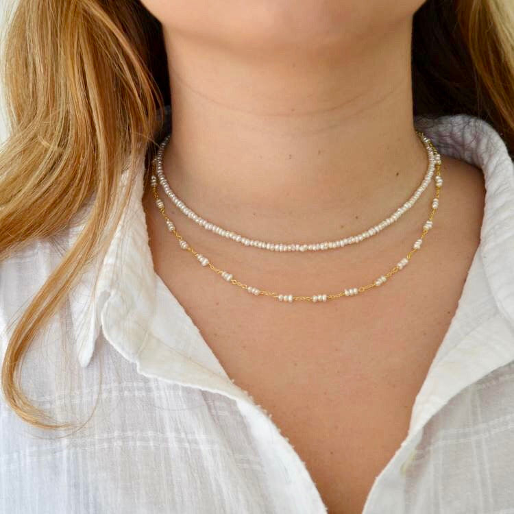 GARGANTILLa personalizada con perlas naturales pequeñas de río o perlitas que se puede llevar tipo chocker y está confeccionada en plata de ley con baño de oro 18 kilates
