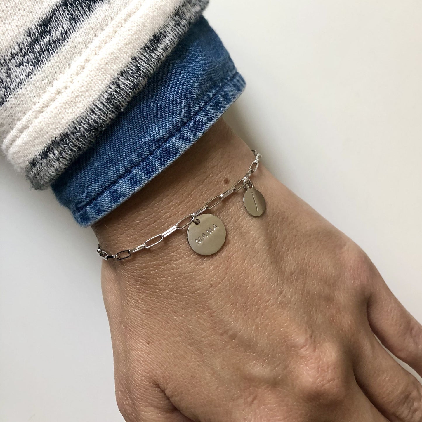 medalla o chapa tipo colgante con la palabra mamá grabada para personalizar tu joya como una gargantilla o una pulsera de plata de ley con baño de oro 18 kilates