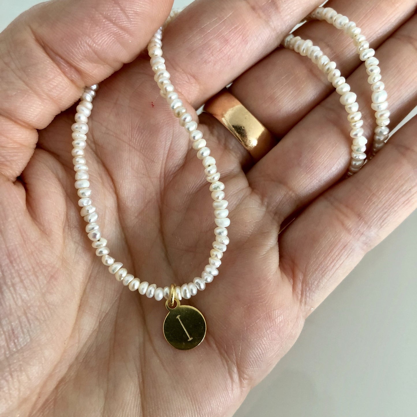 GARGANTILLa personalizada con perlas naturales pequeñas de río o perlitas que se puede llevar tipo chocker y está confeccionada en plata de ley con baño de oro 18 kilates