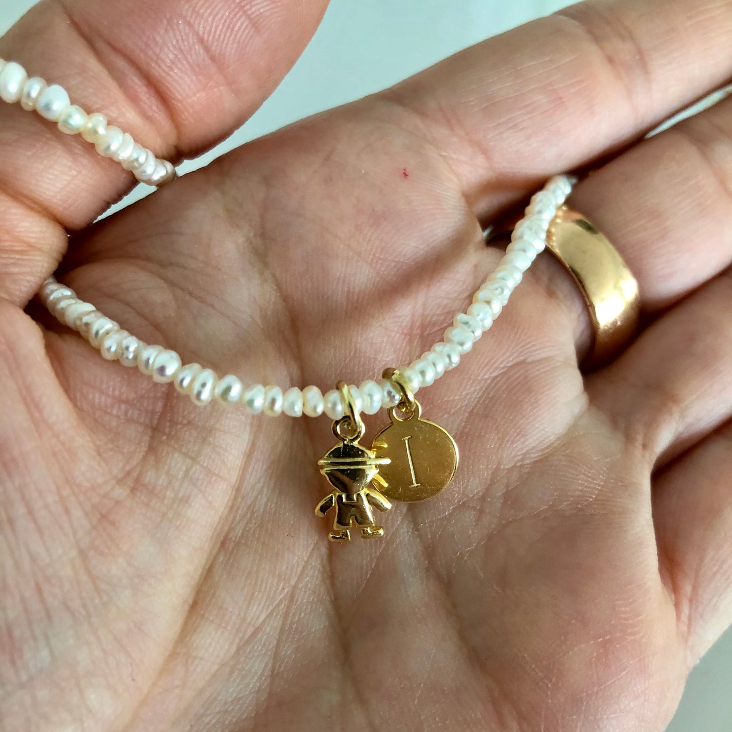 colgante o charm con figura de niña para personalizar un collar o pulsera de regalo a una mamá y que está confeccionado en plata de ley 925 con baño de oro 18 kilates