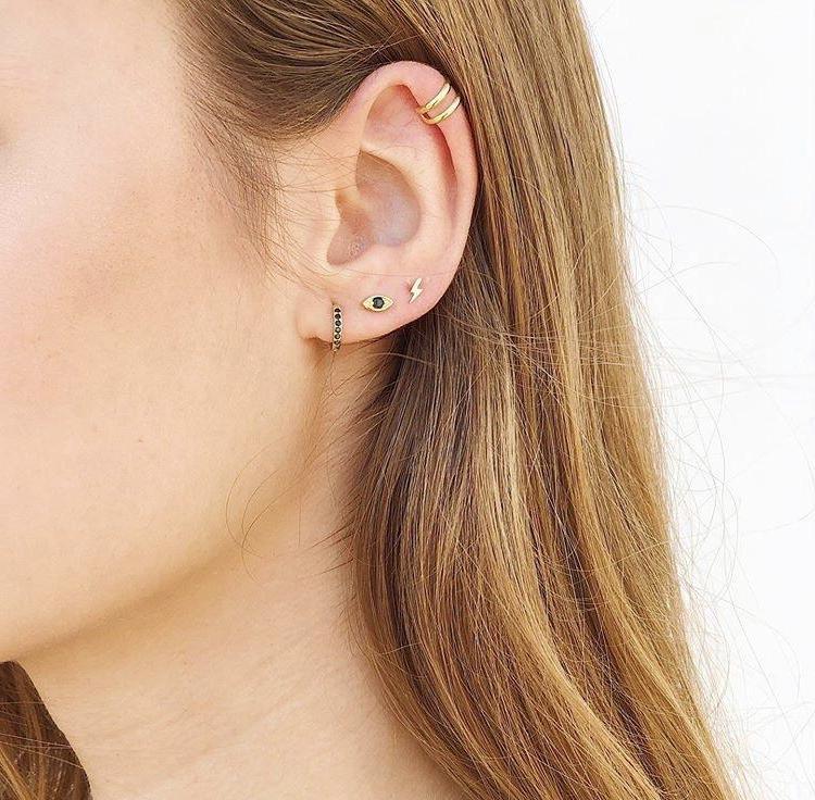 pendiente falso tipo ear cuff de aro confeccionado en plata de ley 925con baño de oro 18 kilates para llevar como un piercing en el cartílago sin agujero