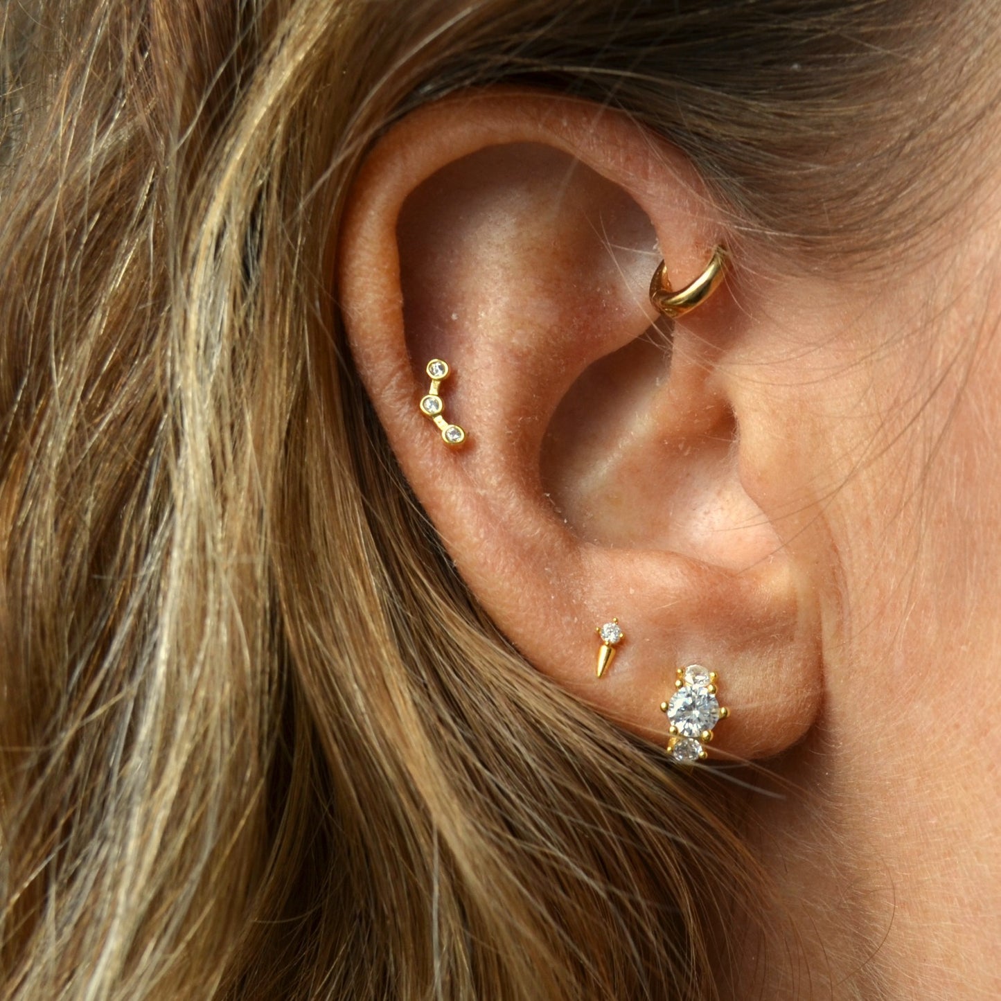 piercing anti alergia con cierre de bola trasera para cartílago como helix, tragus, daith, conch o rook. Está confeccionado en plata de ley con baño de oro 18 kilates y circonitas. Gold plated sterling silver zircon cartilage piercing