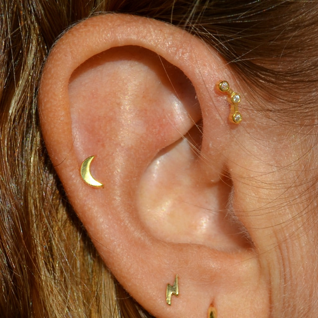 piercing de luna con cierre de bola trasera para cartílago como helix, tragus, daith, conch o rook. Está confeccionado en plata de ley con baño de oro 18 kilates. Gold plated sterling silver moon cartilage piercing