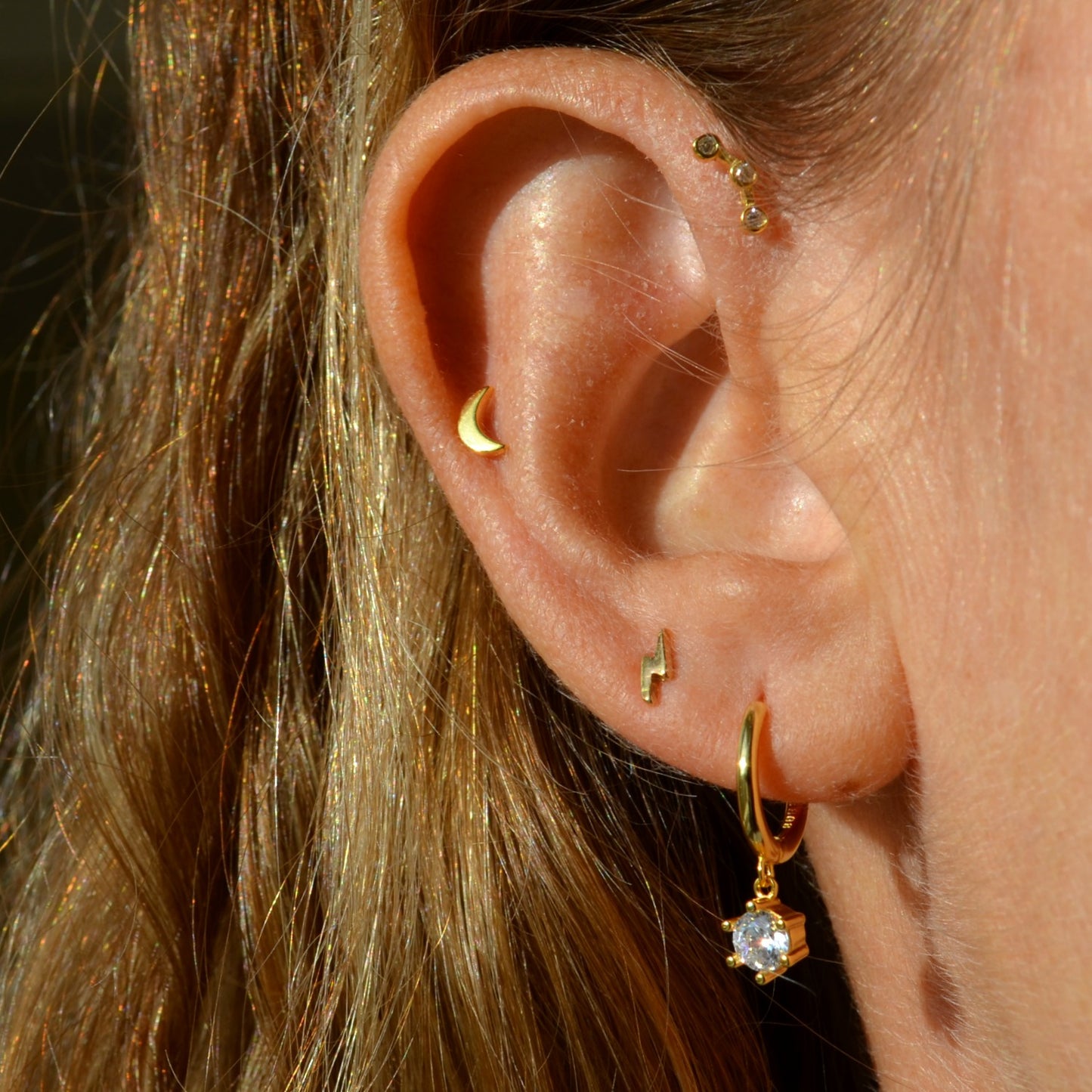 piercing de luna con cierre de bola trasera para cartílago como helix, tragus, daith, conch o rook. Está confeccionado en plata de ley con baño de oro 18 kilates. Gold plated sterling silver moon cartilage piercing