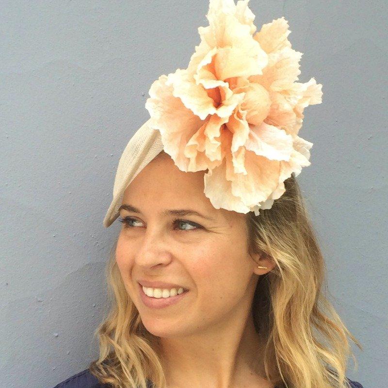 Tocado nude con flor melocotón como el de kate middleton para invitada a boda
