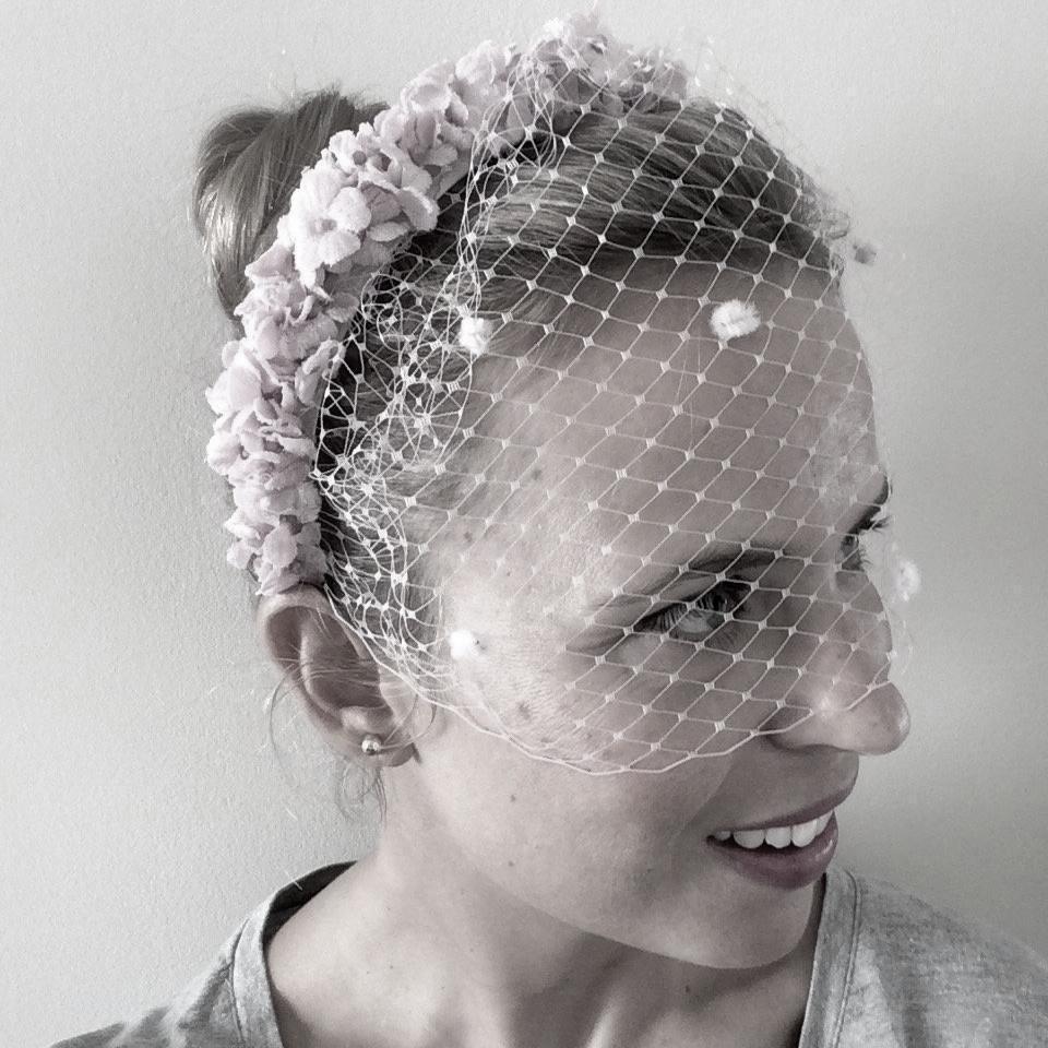 Tocado de diadema con redecilla gris perla para invitada a boda como el de carlota casiraghi