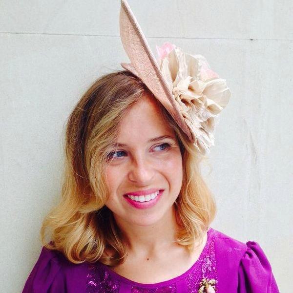 Tocado beige con flor rosa para invitada a boda