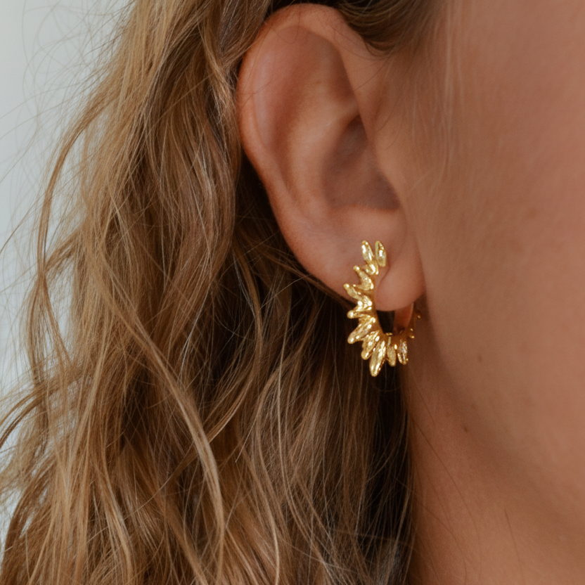Aros pequeños o aritos mini para agujero de piercing que se venden por unidad y están confeccionados en plata de ley 925 con baño de oro 18 kilates