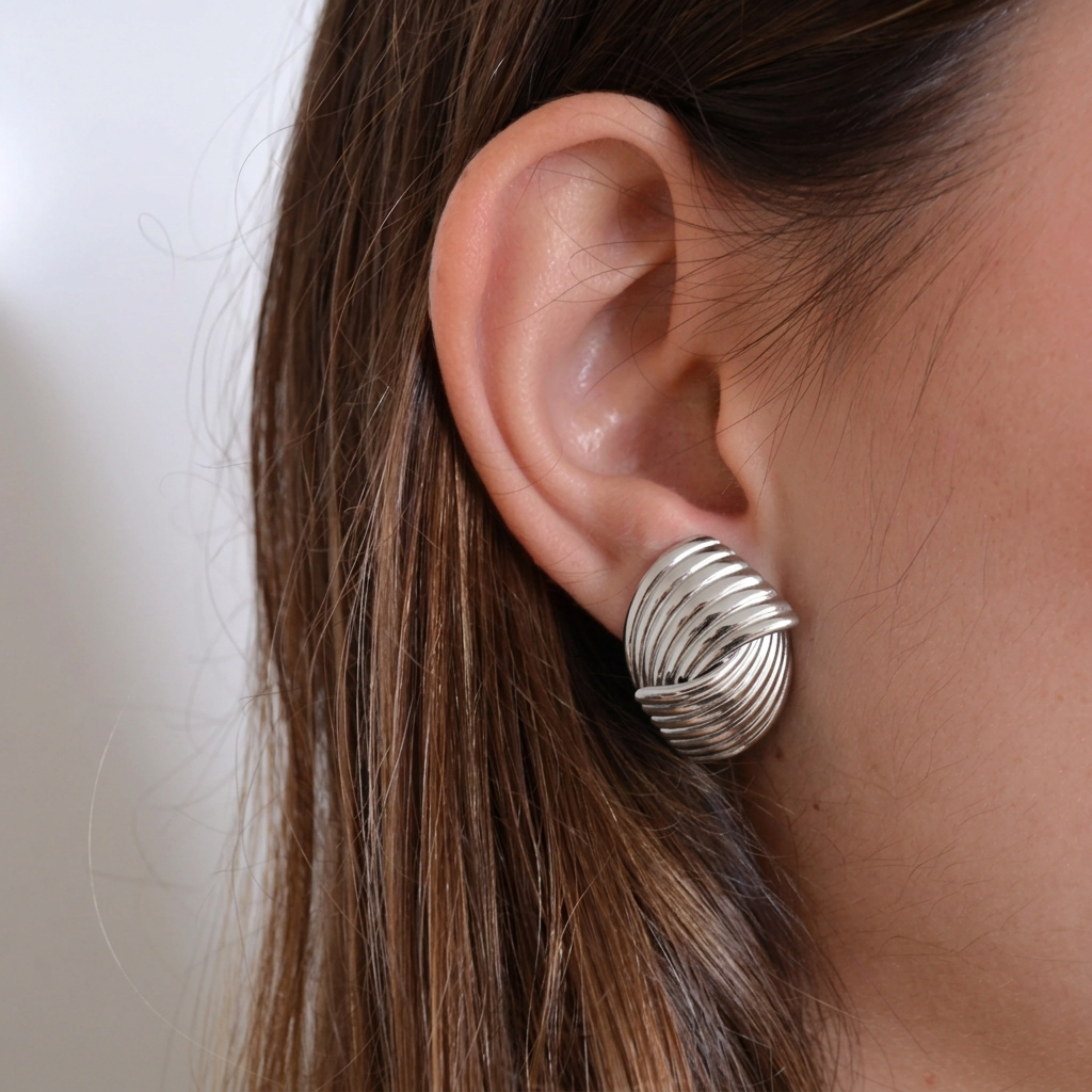PENDIENTES GRANDES  de nudo o lazo
ESTILO VINTAGE. Son de acero hipoalergénico resistente al agua y bañado en oro. Diseño similar a los pendientes de de maria pombo por agatha paris