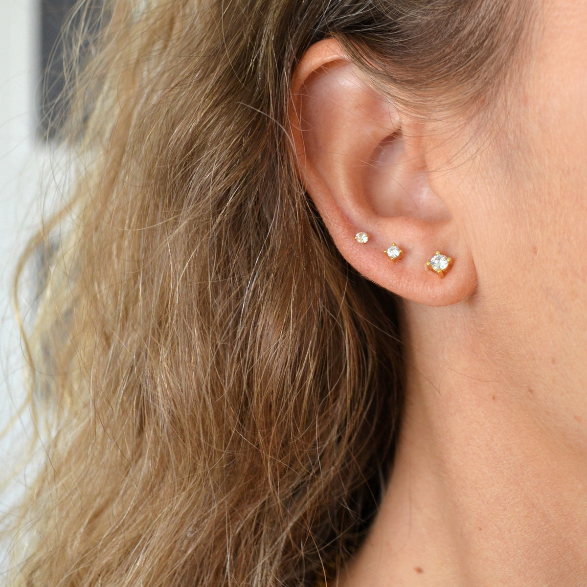 pendientes de brillante solitario redondo con circonitas que parecen de diamantes buenos. El material es plata de ley bañada en oro 18 kilates y son hipoalergénicos. Gold plated sterling silver round zircon diamond earrings