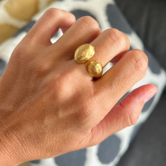 anillo boho ajustable,grande, dorado y resistente al agua ideal para  completar look de Invitada a bodas, bautizos y comuniones. está confeccionado en acero hipoalergénico y es la idea de regalo perfecto para el día de la madre o amigo invisible. Gold plated stainless steel adjustable waterproof ring