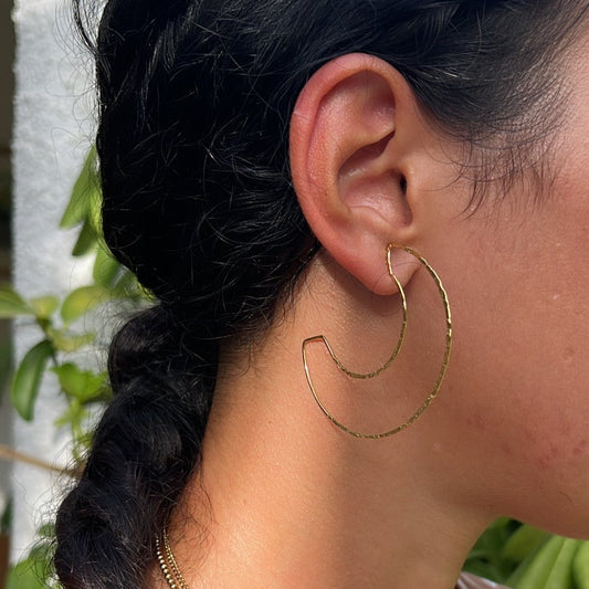 pendientes criolla grandes y ligeros de aro con textura. Son de acero hipoalergénico y resistente al agua. Acabado dorado con forma de media luna.