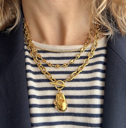 collar dorado o plata de eslabón grueso o gordo confeccionado en acero HIPOALERGÉNICO y resistente al agua. Tiene un colgante en forma de piedra. 