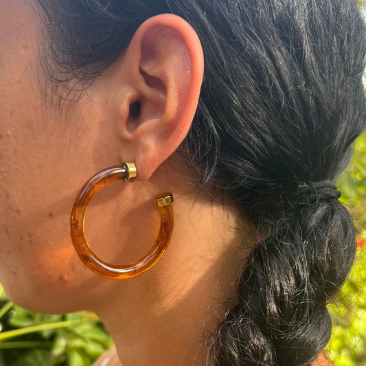 Pendientes de aro criolla grandes y grueso en carey y acero hipoalergénico dorado. Gold plated sterling silver big hoop tortoise and stainless steel hipoallergenic earrings