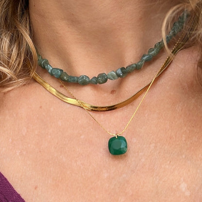 cadena o collar boho con colgante de piedra natural hecho de acero hipoalergénico y resistente al agua. Es color oro. Gold plated stainless steel waterproof mineral pendant necklace
