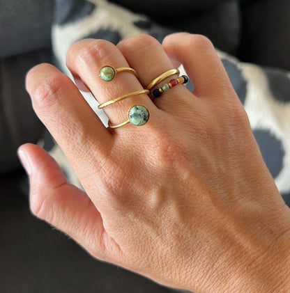 anillo boho ajustable porque es elástico. resistente al agua ideal para look hippy de verano. está confeccionado en acero hipoalergénico dorado y piedra natural y es la idea de regalo perfecto para el día de la madre o amigo invisible. Gold plated stainless steel adjustable waterproof ring