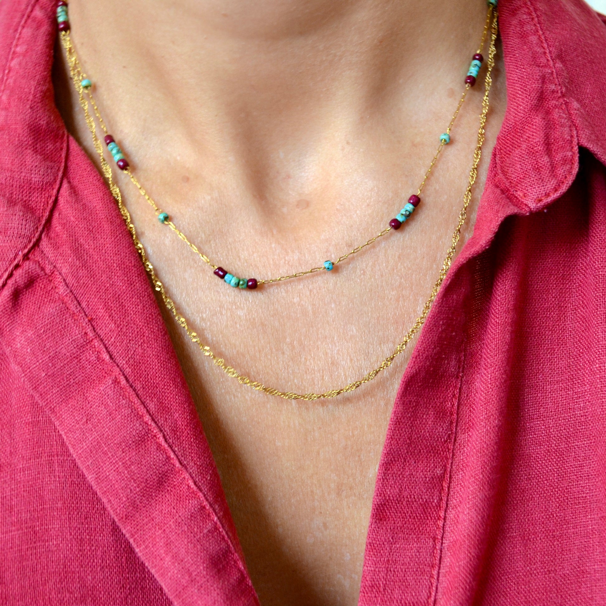 collar o gargantilla boho de acero hipoalergenico resistente al agua. tiene piedras naturales turquesa y coral granate y esta bañada en oro. Gold plated stainless steel turquoise and coral bead waterproof necklace