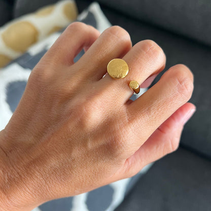 anillo boho ajustable,grande, dorado y resistente al agua ideal para  completar look de Invitada a bodas, bautizos y comuniones. está confeccionado en acero hipoalergénico y es la idea de regalo perfecto para el día de la madre o amigo invisible. Gold plated stainless steel adjustable waterproof ring