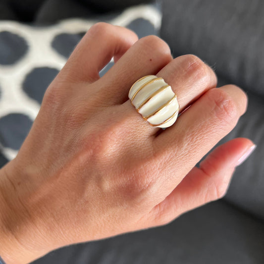 anillo ajustable,grande, dorado y esmaltado en crema. Es resistente al agua e ideal para  completar look de nvitada a bodas, bautizos y comuniones. está confeccionado en acero hipoalergénico y es la idea de regalo perfecto para el día de la madre o amigo invisible. Gold plated stainless steel adjustable waterproof ring
