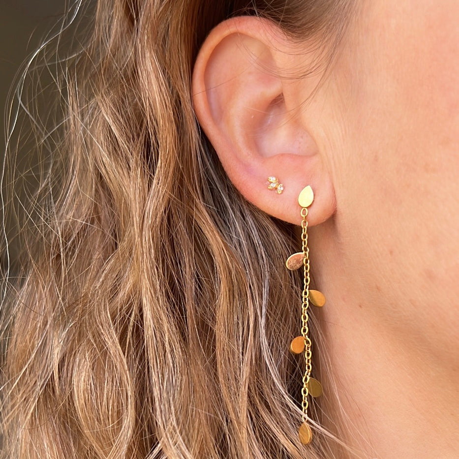 pendientes largos de cadena para adultas, niñas y adolescentes. No pesan nada. Son de cadena larga con hojitas colgantes en acero hipoalergénico resistente al agua. Gold plated stainless steel long pendant earrings