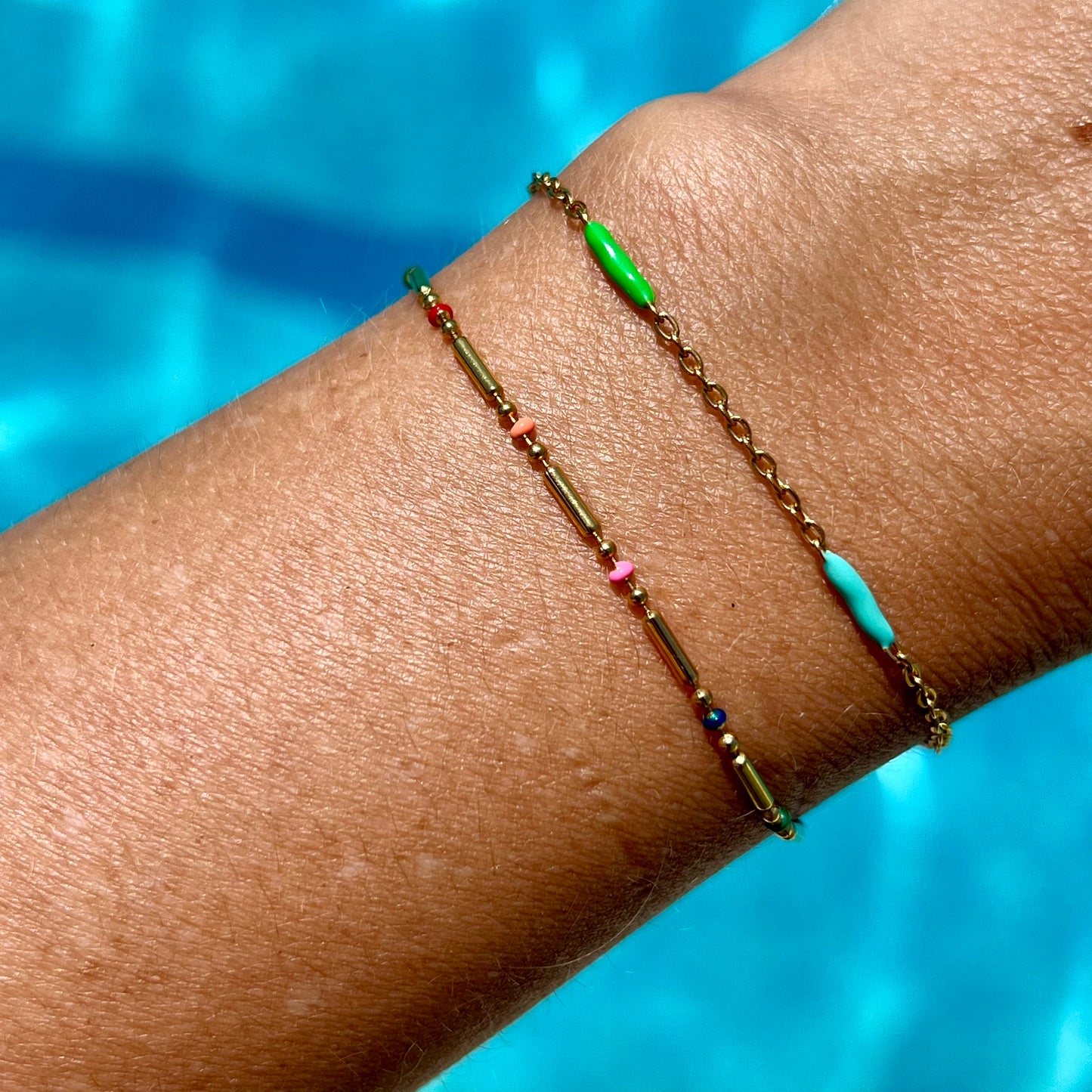 pulsera dorada waterproof o resistente al agua confeccionada en acero con baño de oro de 3 micras. Tiene bolitas de enamel multicolor y el cierre es ajustable. collar hipoalergénico e inoxidable. gold plated stainless steel rainbow bead bracelet.