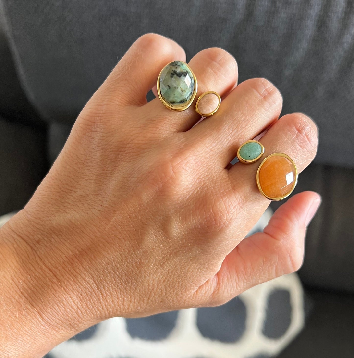 anillo ajustable,grande, dorado y resistente al agua ideal para  completar look de nvitada a bodas, bautizos y comuniones. está confeccionado en acero hipoalergénico y piedra natural y es la idea de regalo perfecto para el día de la madre o amigo invisible. Gold plated stainless steel adjustable waterproof ring