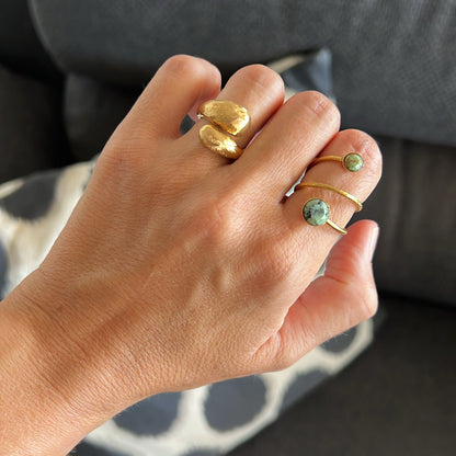 anillo ajustable,grande, dorado y resistente al agua ideal para  completar look de nvitada a bodas, bautizos y comuniones. está confeccionado en acero hipoalergénico y es la idea de regalo perfecto para el día de la madre o amigo invisible. Gold plated stainless steel adjustable waterproof ring