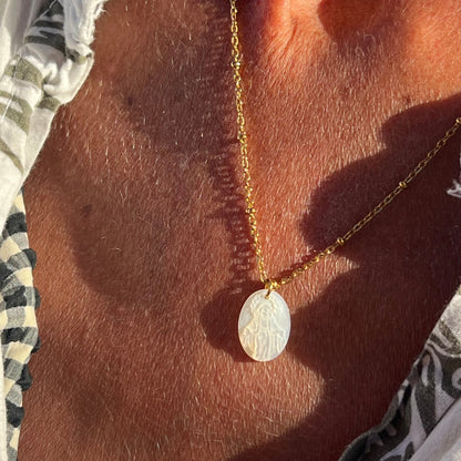 GARGANTILLA dorada con medalla ovalada de la virgen maria en nácar. Es de acero hipoalergénico y resistente al agua. 