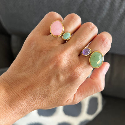 anillo ajustable,grande, dorado y resistente al agua ideal para  completar look de nvitada a bodas, bautizos y comuniones. está confeccionado en acero hipoalergénico y piedra natural y es la idea de regalo perfecto para el día de la madre o amigo invisible. Gold plated stainless steel adjustable waterproof ring