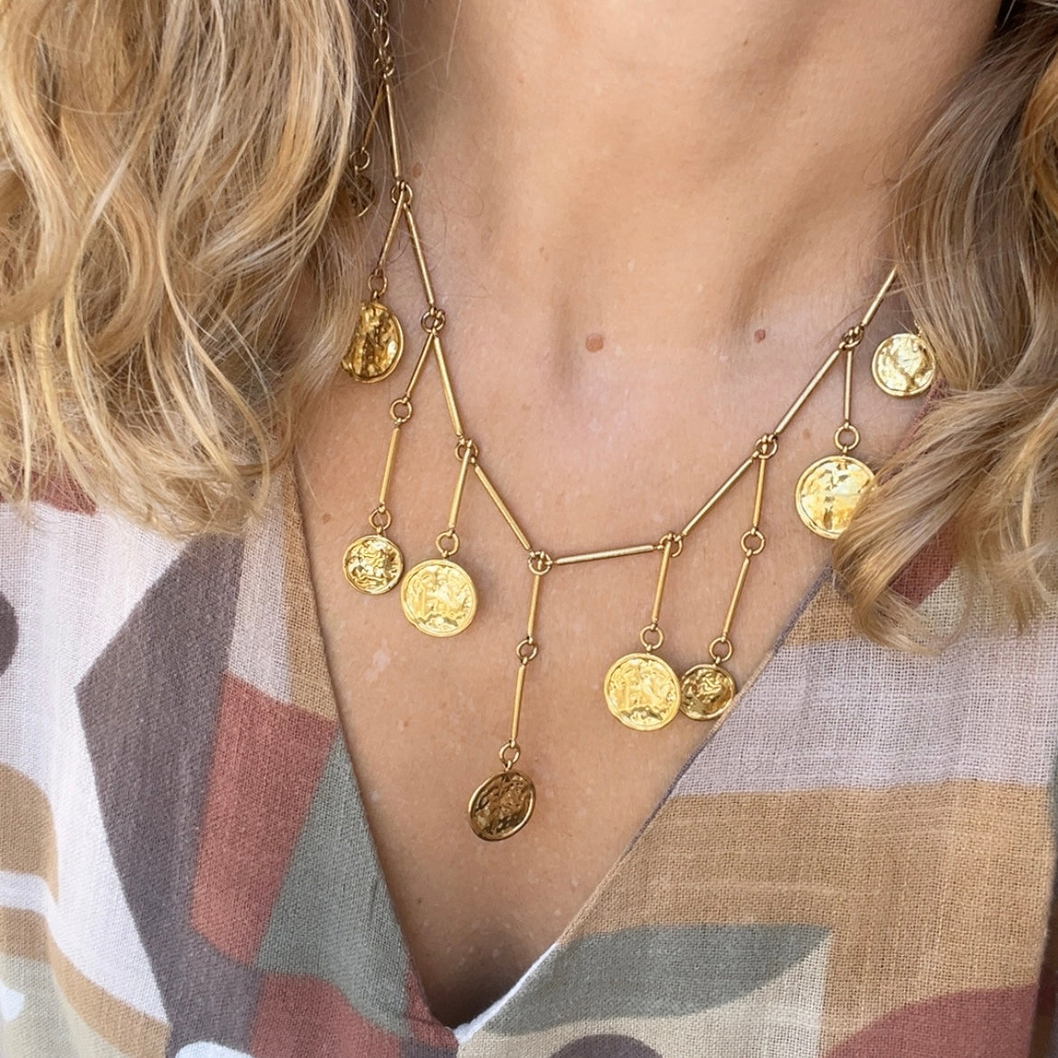 Collar boho dorado con monedas colgantes. Ideal para llevar con vestidos de escote pronunciado o por encima de camisas y jerséis para un look más bohemio. Es de acero hipoalergénico y resistente al agua. ideal también para look de invitada de noche