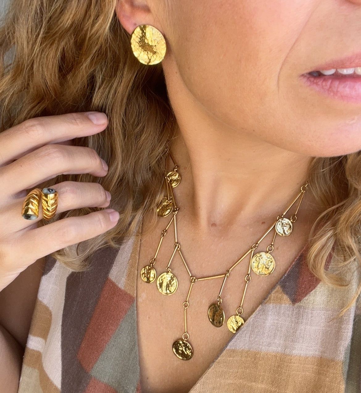 Collar boho dorado con monedas colgantes. Ideal para llevar con vestidos de escote pronunciado o por encima de camisas y jerséis para un look más bohemio. Es de acero hipoalergénico y resistente al agua. ideal también para look de invitada de noche