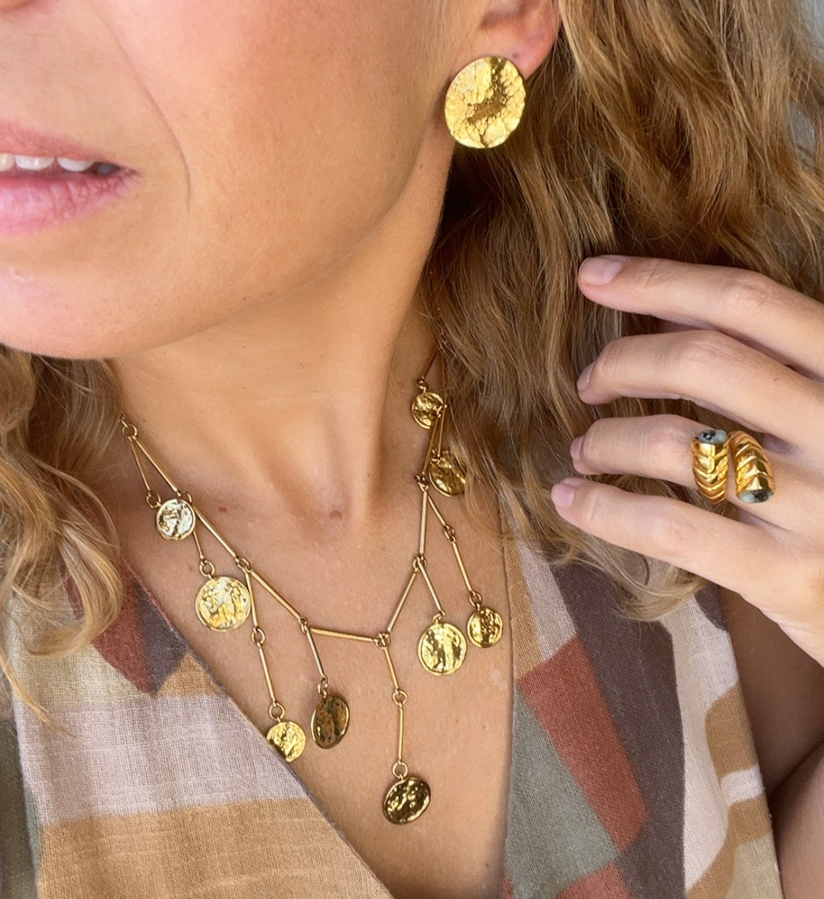 PENDIENTES redondos o de disco tipo moneda ESTILO VINTAGE. Son de acero hipoalergénico resistente al agua y acabado dorado. tienen acabado en relieve o martillado que le da un estilo boho