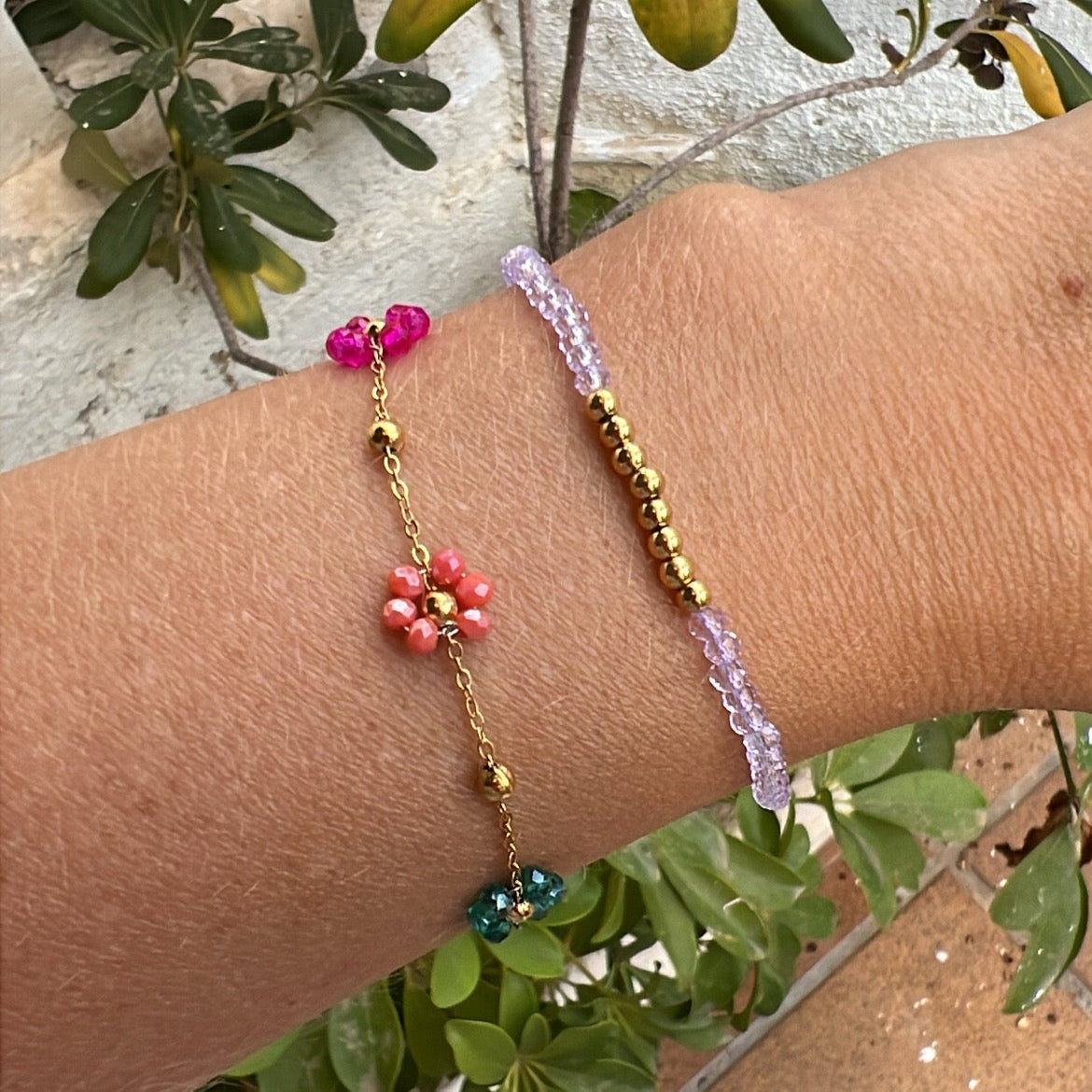 pulsera de flores con abalorios de cristal miyuki y flores de colores para verano. el material es acero hipoalergénico bañado en oro 18 k y resistente al agua. Gold plated stainless steel waterproof flower bracelet