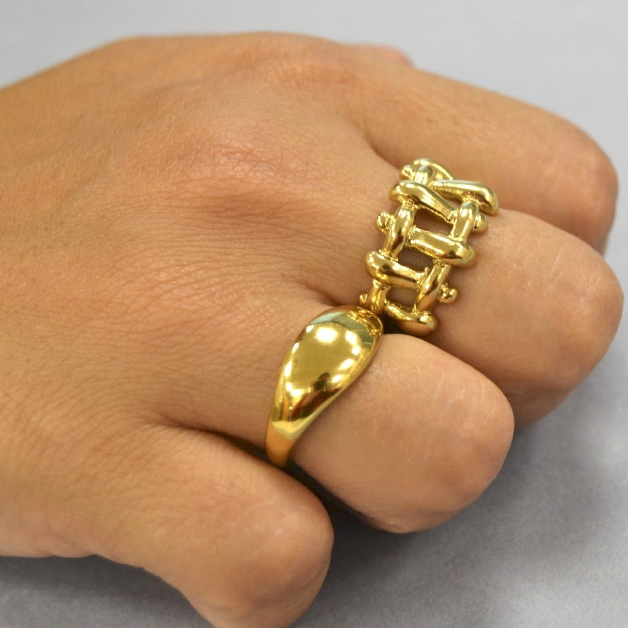 anillo dorado abierto estilo años 90 y resistente al agua. está confeccionado en cadena de acero hipoalergénico con baño de oro. Gold plated stainless steel waterproof chain  ring