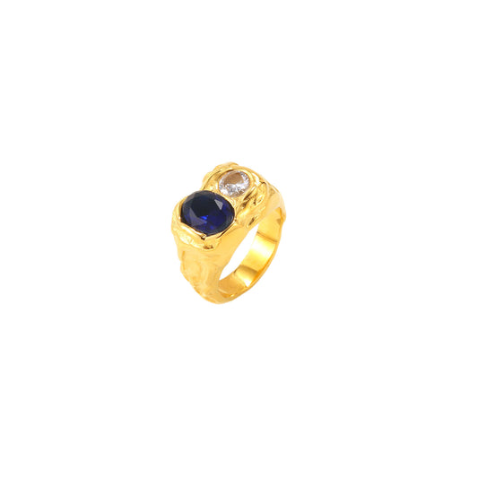 anillo dorado o plateado grueso martillado con piedra azul marino y blanca. está confeccionado en acero hipoalergénico con baño de oro resistente al agua Gold plated stainless steel waterproof chunky ring
