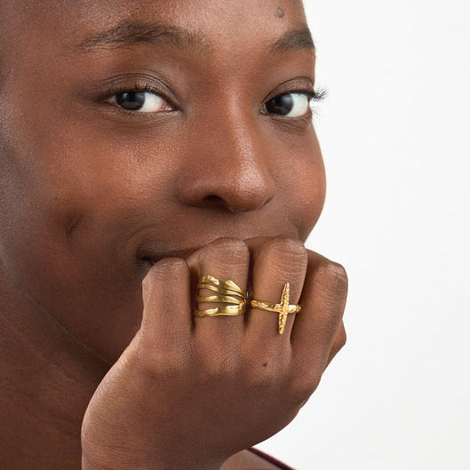 anillo ajustable para verano en forma de colmillo. Puedes elegirlo en dorado o plateado y es resistente al agua. está confeccionado en acero hipoalergénico e inoxidable. Gold plated stainless steel adjustable waterproof tusk ring. talla única ajustable. 
