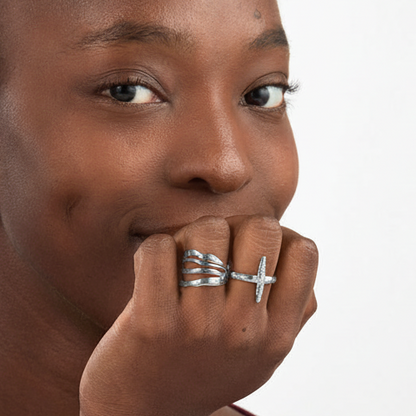 anillo ajustable para verano en forma de colmillo. Puedes elegirlo en dorado o plateado y es resistente al agua. está confeccionado en acero hipoalergénico e inoxidable. Gold plated stainless steel adjustable waterproof tusk ring. talla única ajustable. 