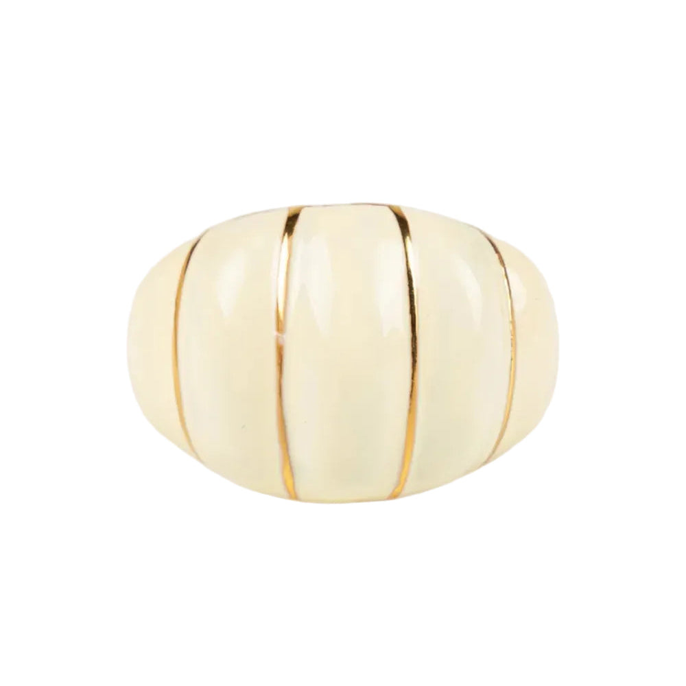 anillo ajustable,grande, dorado y esmaltado en crema. Es resistente al agua e ideal para  completar look de nvitada a bodas, bautizos y comuniones. está confeccionado en acero hipoalergénico y es la idea de regalo perfecto para el día de la madre o amigo invisible. Gold plated stainless steel adjustable waterproof ring