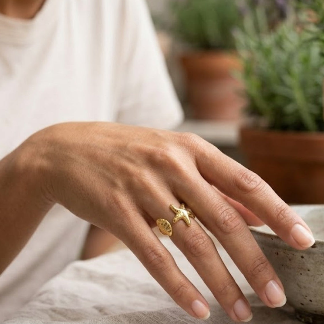 anillo ajustable para verano en forma de concha y estrella de mar. Puedes elegirlo en dorado o plateado y es resistente al agua. está confeccionado en acero hipoalergénico e inoxidable. Gold plated stainless steel adjustable waterproof satarfish and sea shell ring. talla única ajustable. 