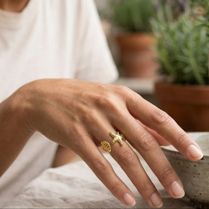 anillo ajustable para verano en forma de concha y estrella de mar. Puedes elegirlo en dorado o plateado y es resistente al agua. está confeccionado en acero hipoalergénico e inoxidable. Gold plated stainless steel adjustable waterproof satarfish and sea shell ring. talla única ajustable. 