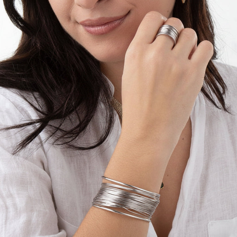 anillo ajustable, entrelazado, plateado Ancho y resistente al agua.. está confeccionado en acero hipoalergénico con baño de oro  o plata. Gold plated stainless steel adjustable waterproof ring