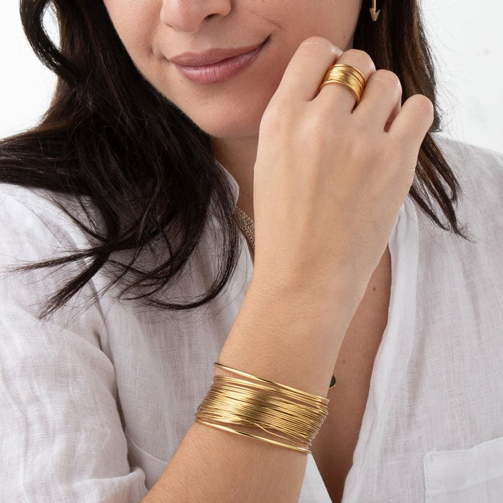 anillo ajustable, entrelazado, dorado Ancho y resistente al agua.. está confeccionado en acero hipoalergénico con baño de oro  o plata. Gold plated stainless steel adjustable waterproof ring