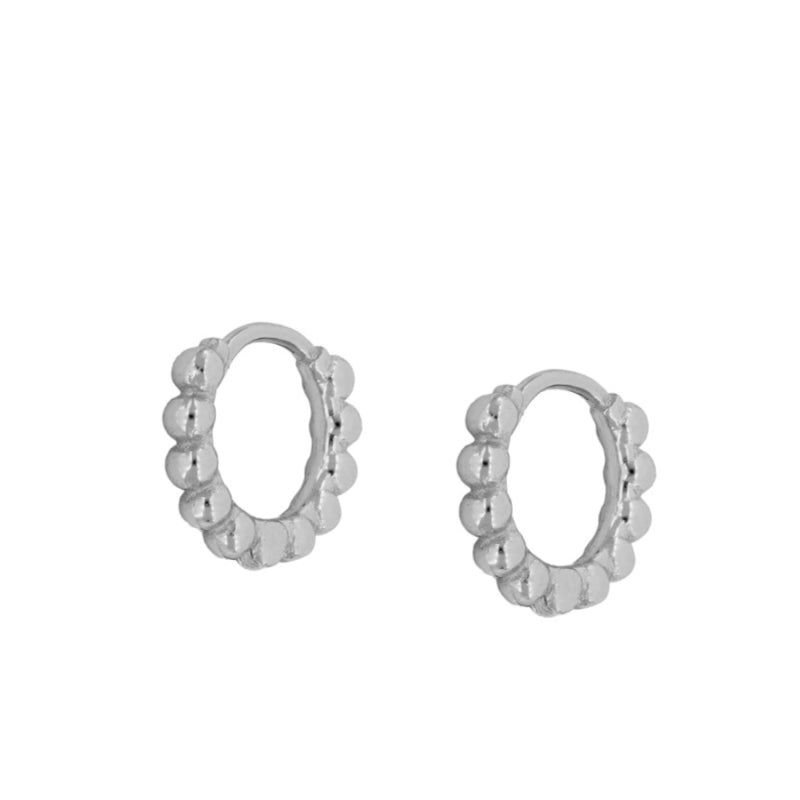 Aritos de piercing con bolitas confeccionados en plata de ley con baño de oro 18 kilates y diámetro 10 mm. Gold plated sterling silver bead hoop earrings for piercing