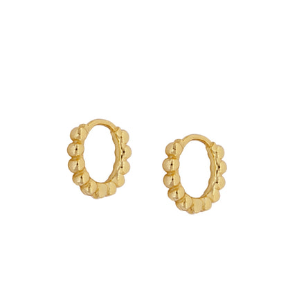 Aritos de piercing con bolitas confeccionados en plata de ley con baño de oro 18 kilates y diámetro 10 mm. Gold plated sterling silver bead hoop earrings for piercing