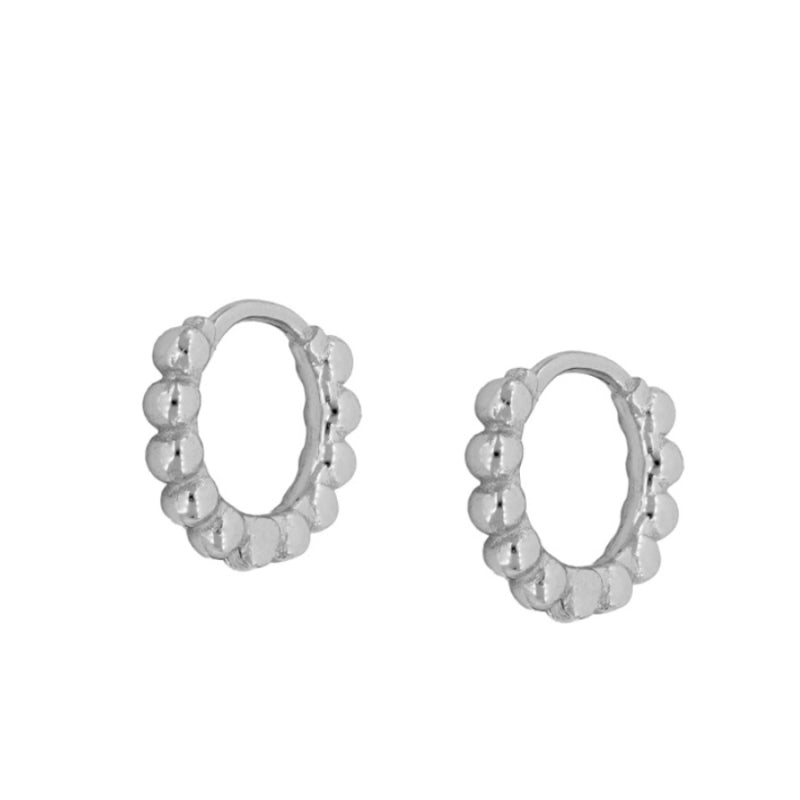 Aritos de piercing con bolitas confeccionados en plata de ley con baño de oro 18 kilates y diámetro 10 mm. Gold plated sterling silver bead hoop earrings for piercing