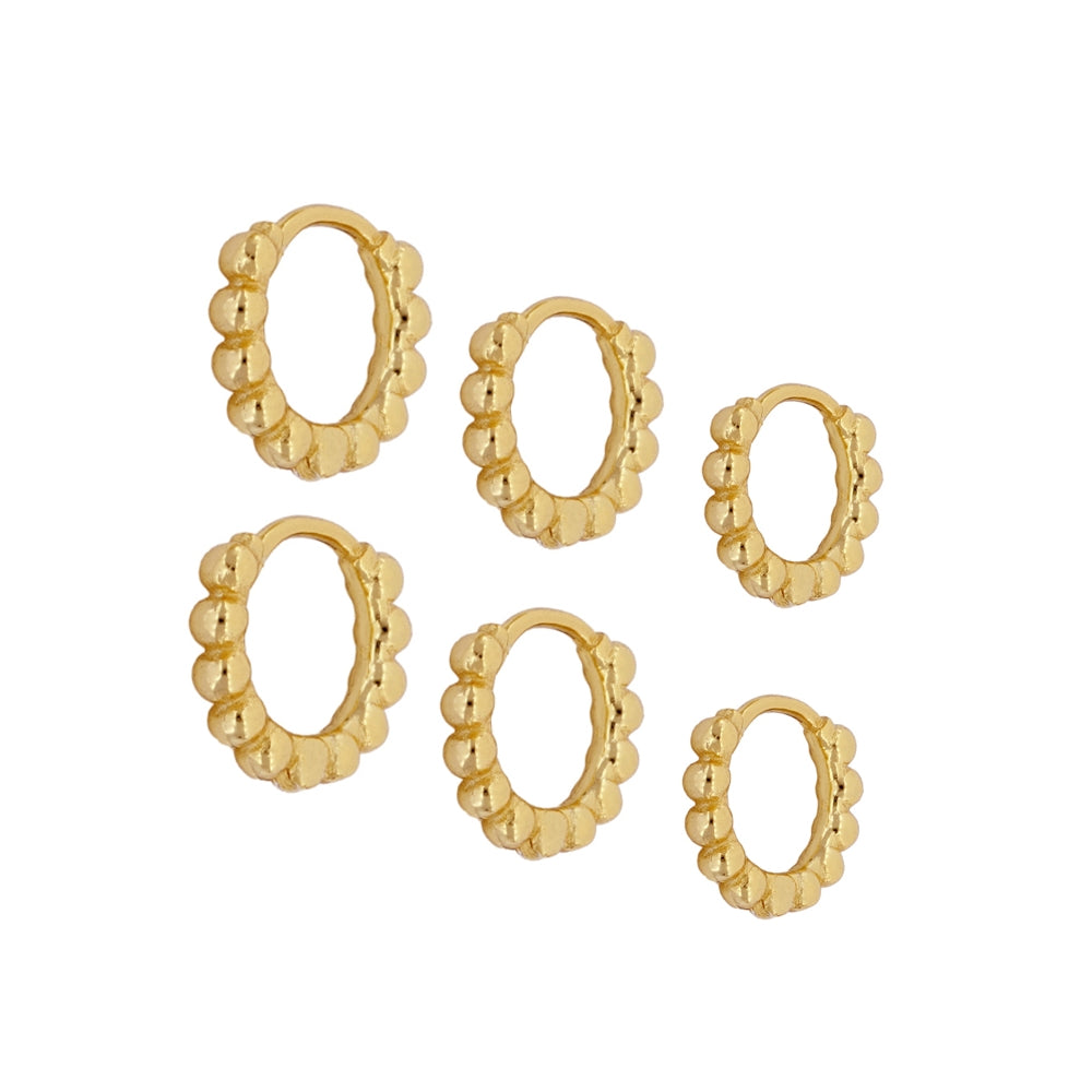 Aritos de piercing con bolitas confeccionados en plata de ley con baño de oro 18 kilates y diámetro 10 mm. Gold plated sterling silver bead hoop earrings for piercing