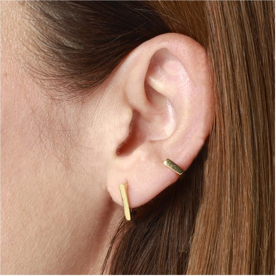 pendientes de aro con forma de triángulo para piercing que están confeccionados en plata de ley con baño de oro 18 kilates. gold plated silver triangle hoop earrings for piercing.