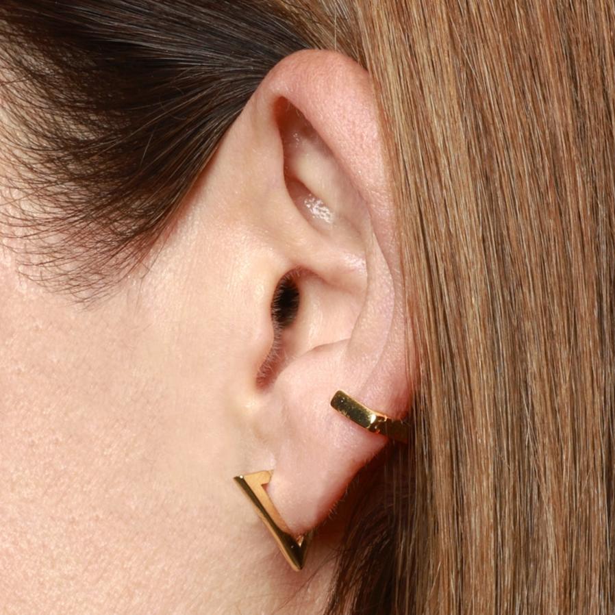 pendientes de aro con forma de triángulo para piercing que están confeccionados en plata de ley con baño de oro 18 kilates. gold plated silver triangle hoop earrings for piercing.