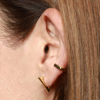 pendientes de aro con forma de triángulo para piercing que están confeccionados en plata de ley con baño de oro 18 kilates. gold plated silver triangle hoop earrings for piercing.